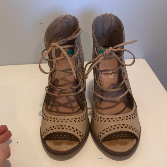Tan lace up high heel - Picture 2 of 4